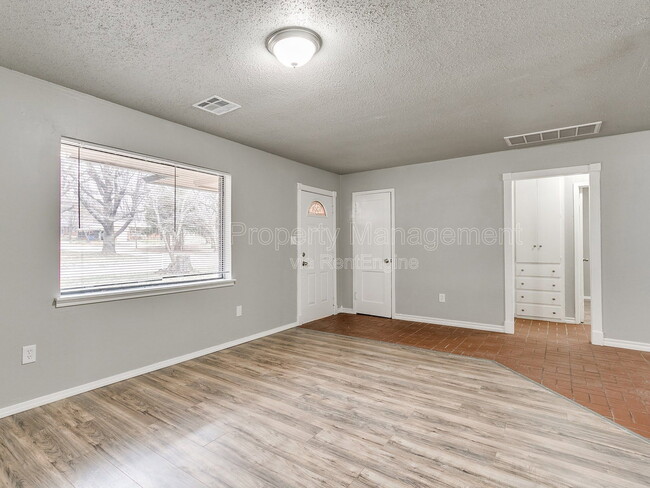 Photo - 409 E Hill Dr House