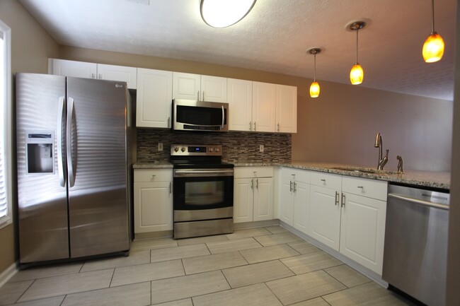 Building Photo - 3bed/3bath Donahue Crossing Condominiums A...