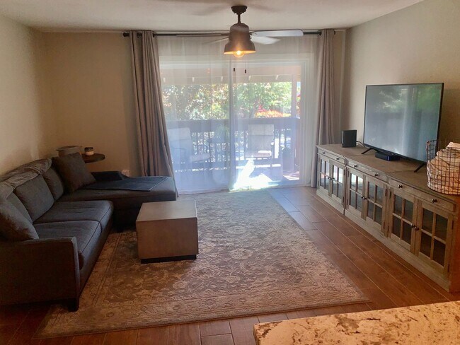 Foto del edificio - Beautifully Updated Fully Furnished Execut...