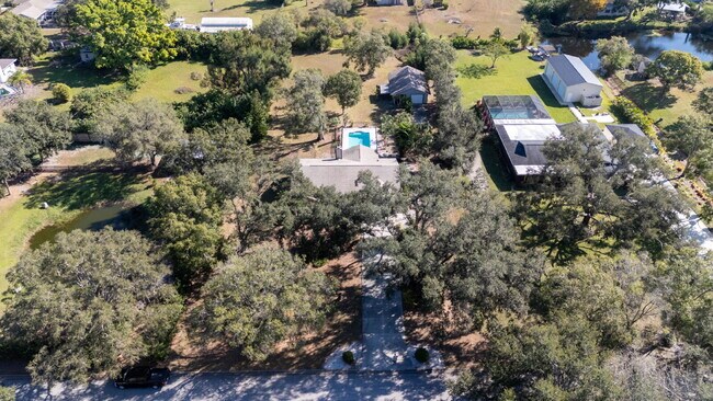 Foto del edificio - Country-Style Sarasota Living on a Full Acre - Pool Home with Oversized Workshop — Move-In Ready Now