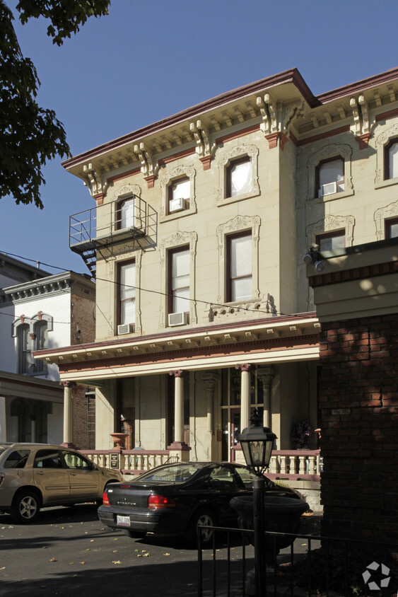 Primary Photo - Garden Place Apartments