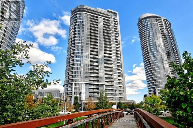 Photo du bâtiment - 151 Village Green Square