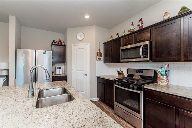 Foto del edificio - 717 W Lakeshore Landing Dr