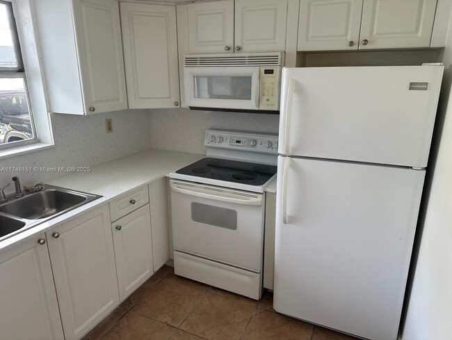 Building Photo - 9369 Fontainebleau Blvd