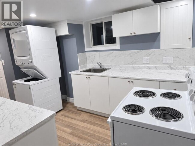 Building Photo - 1106-1108 ELM AVENUE Unit# LOWER