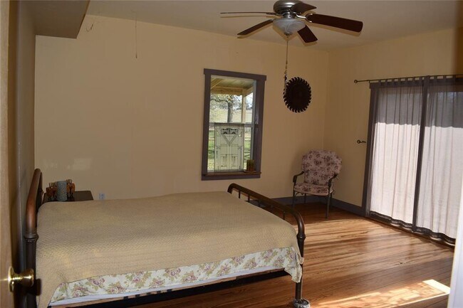 Foto del edificio - 360 Burleson Rd
