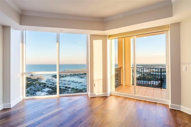 Building Photo - 300 Beach Dr NE
