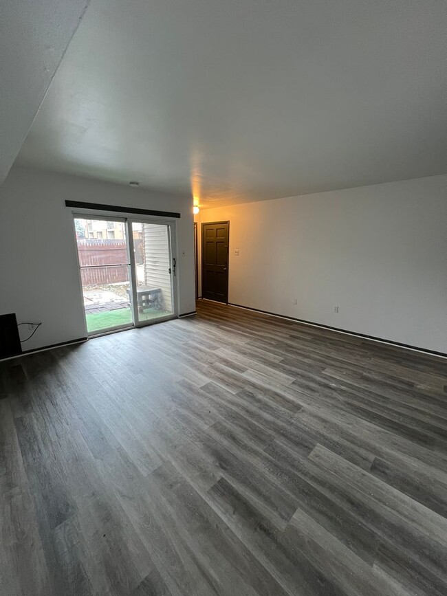 Building Photo - Fully Renovated 2 Bedroom, 1 Bathroom in M...