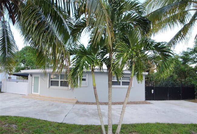 Foto del edificio - 19015 NW 44th Ct