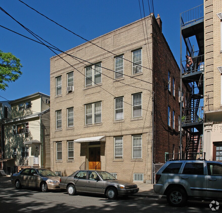 Primary Photo - 225-231 Adams St