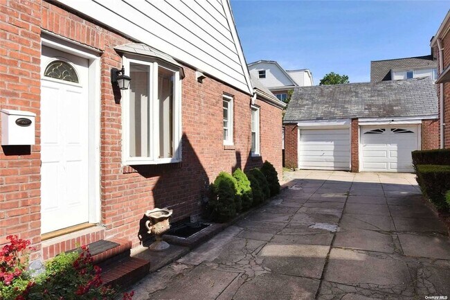Building Photo - 67th Avenue