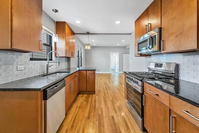 Building Photo - 916 W 18th Pl