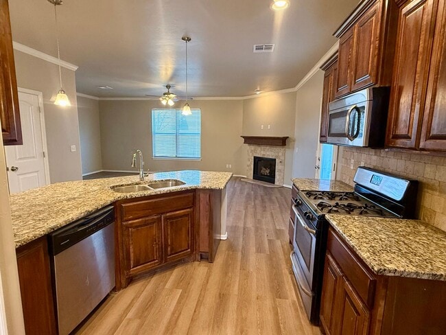 Building Photo - Spacious 4 Bed 2.5 Bath Home! New Flooring and Paint!