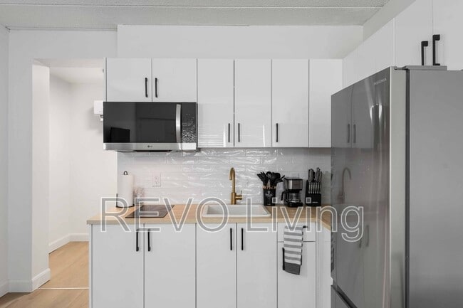 Building Photo - 7701 Lundy's Ln