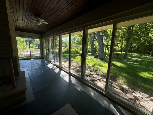 Building Photo - Estate Rambler On Rum River!