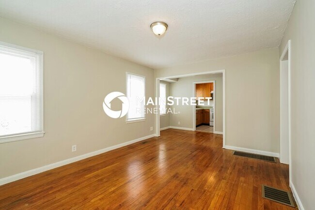 Foto del edificio - 2 Bedroom Pet-Friendly Home in Indianapolis, IN with Main Street Renewal
