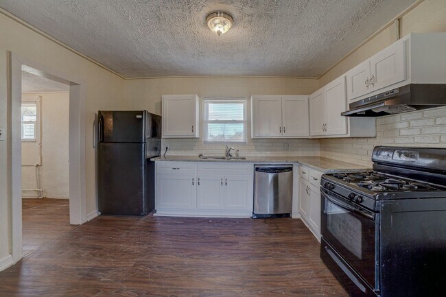 Building Photo - 3 Bed | 1 Bath in Coweta!