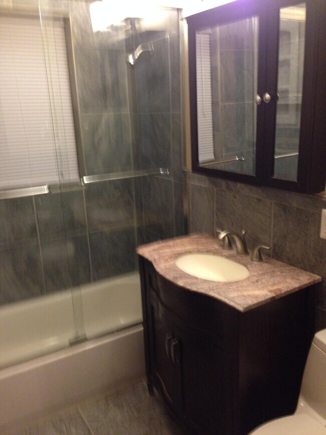 bathroom - 4344 N Clarendon Ave