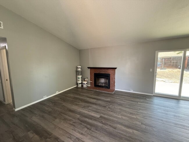Building Photo - 4 bedroom 2 bath!