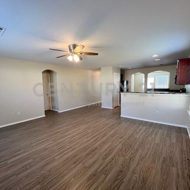 Foto del edificio - Beautifully Maintained 3/2/2 in NORTHWEST ...