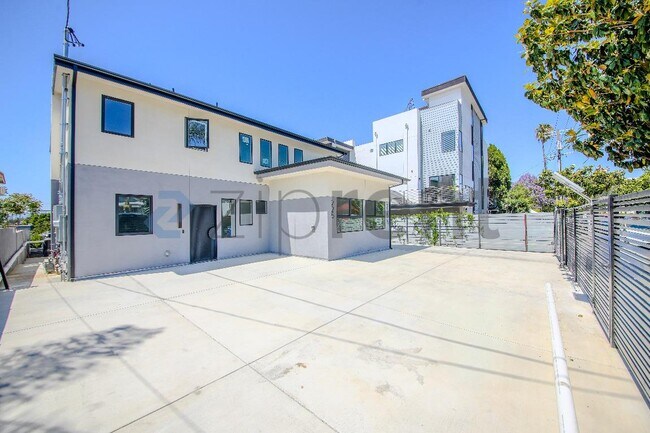 Building Photo - Unit 225