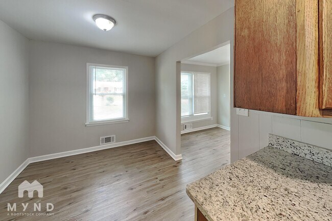 Foto del edificio - 6345 Oakview Ln