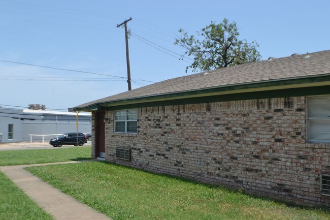 Foto del edificio - Half Duplex 2 Bedrooms 1 Bath For Lease in...