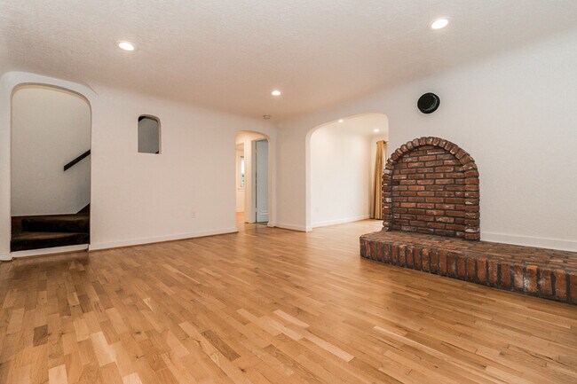 Building Photo - Renovated 3-Bedroom, 1.5-Bath Home with Un...