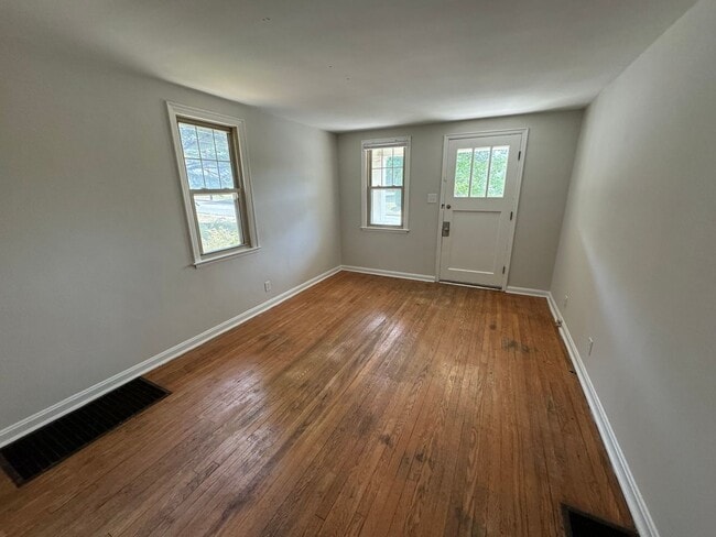 Photo - MT AIRY - Charming 3 bed 1 bath cape cod House