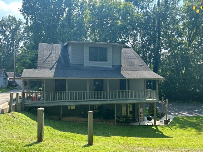 Apartment 1 w/porch - 1046 Dudley Ave