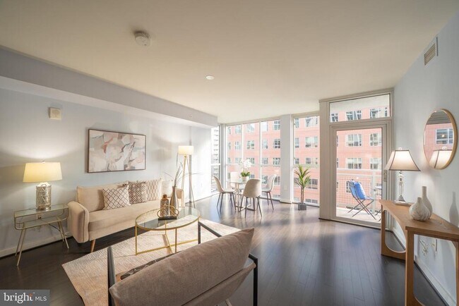 Building Photo - 1025 1st St SE