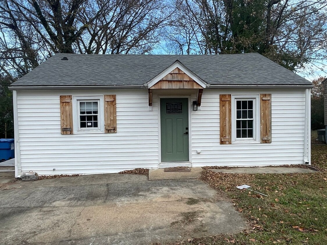 Building Photo - 2 Bedroom Pet Friendly Home For Rent Near Madison Street!