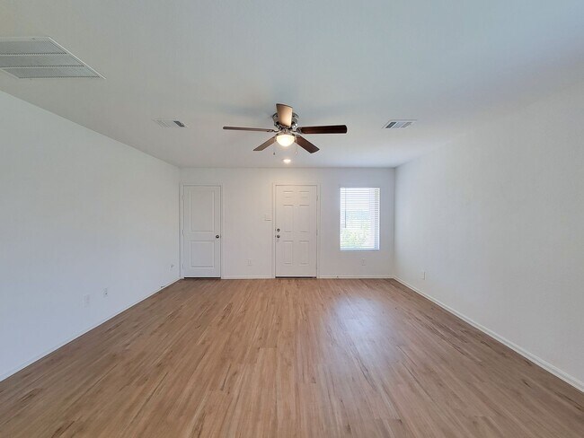 Foto del edificio - This single-story home has a comfortable layout with three bedrooms and a living area all on one ...