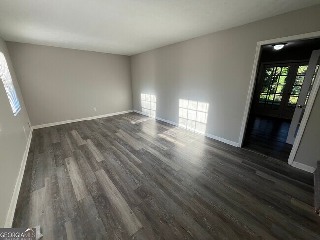 Foto del edificio - 6653 Bedford Rd