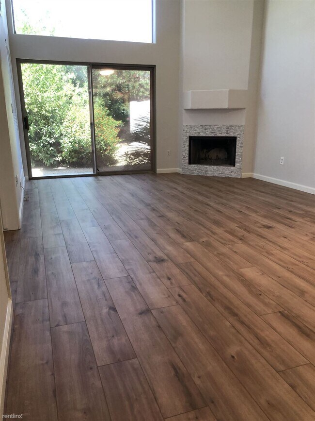 Building Photo - 3 br, 3 bath Townhome - 16608 N 56th Pl N ...