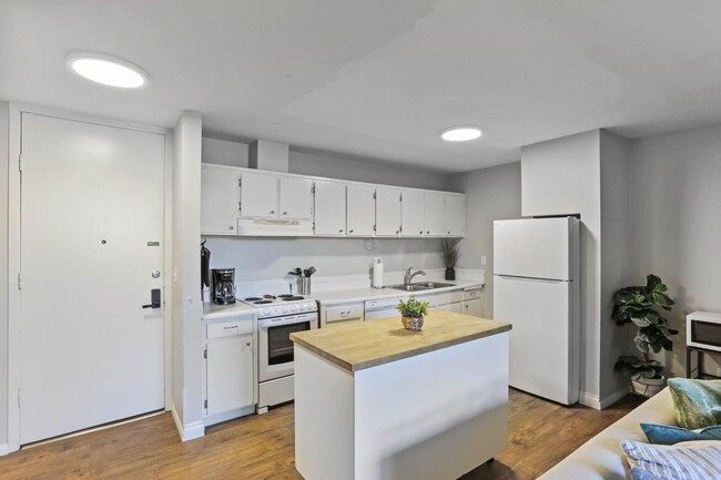 Building Photo - 3050 Rue D’Orleans