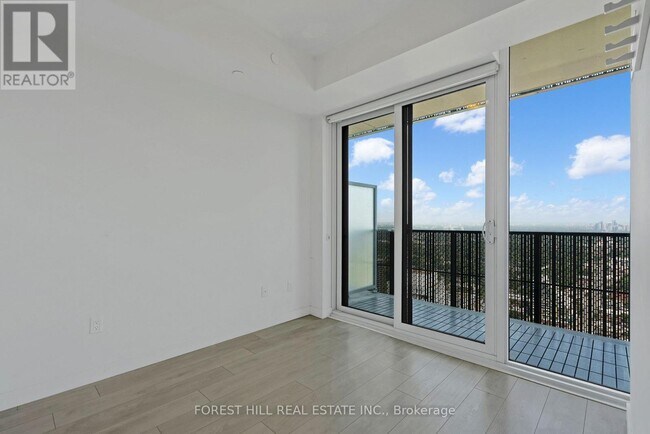 Photo du bâtiment - 8 Eglinton Ave E