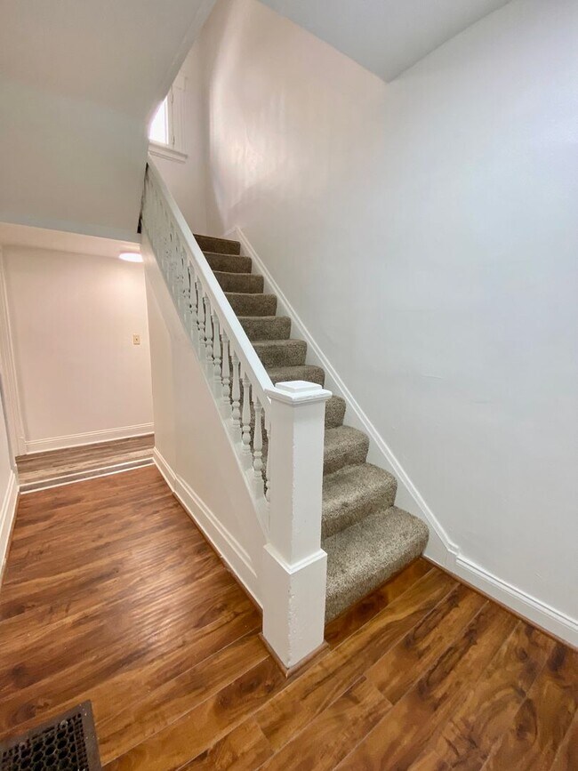 Foto del edificio - PRE LEASE FOR 2025 Awesome 5 Bed/2 Bath on...