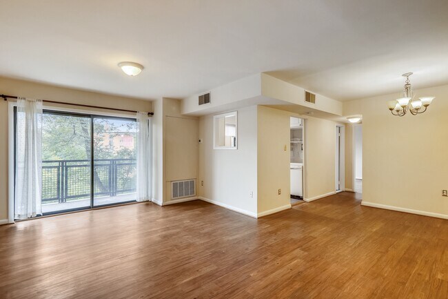 Foto del edificio - 7611 Maple Ave