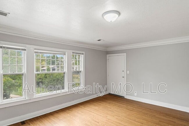 Building Photo - 5341 Holmes St