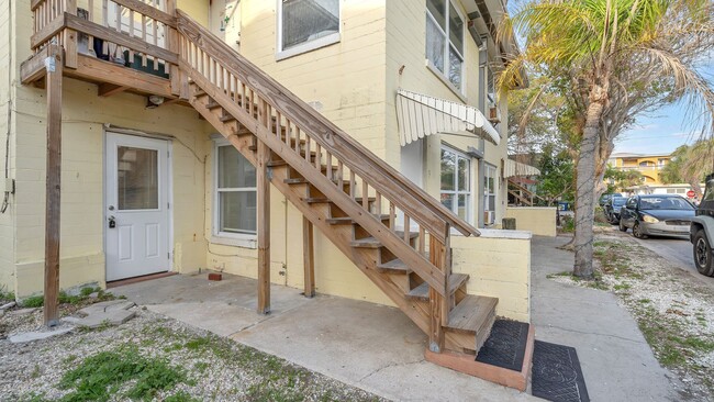 Building Photo - 1bd/1ba Ground Floor Unit on Sunset Beach,...