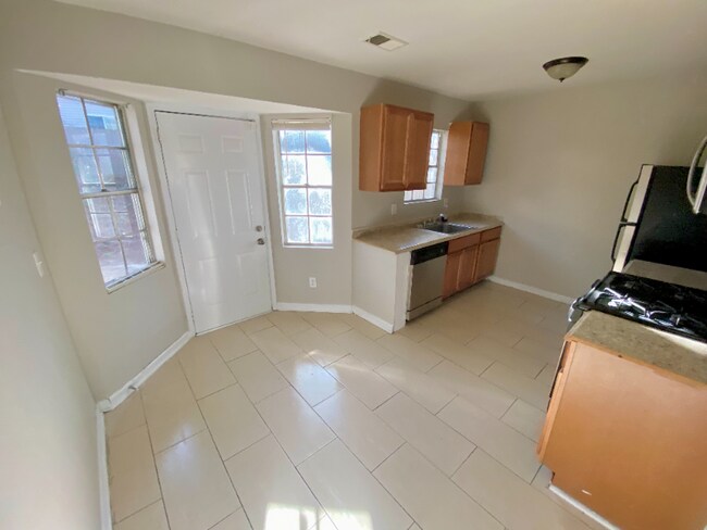 Building Photo - 709 Pine Tree Trail