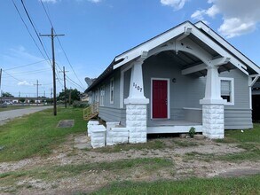 Building Photo - 1107 Avenue A