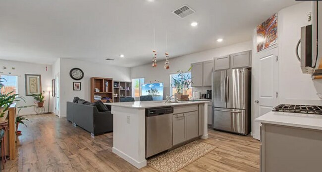 Foto del edificio - 675 Mahogany Dr