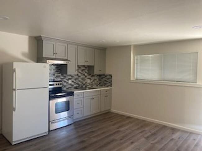 Building Photo - 527 Vaqueros Ave