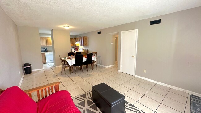 Foto del edificio - WALKABLE 2/1 TWN w/ New Carpets & Washer/Dryer! Close to Downtown! $1075/month Avail NOW!