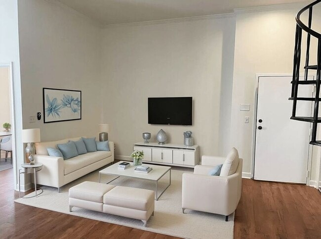 Building Photo - 235 King St