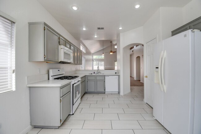 Building Photo - Welcome to this beautiful home with new carpet and new paint in the highly sought-after Green Val...