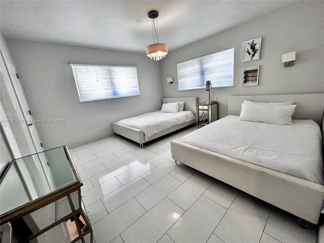 Foto principal - 1040 NE 180th Terrace