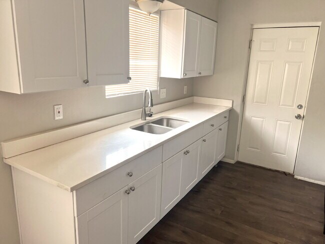 Foto del edificio - SINGLE STORY 2 BEDROOMS 1 BATHROOM NORTH P...